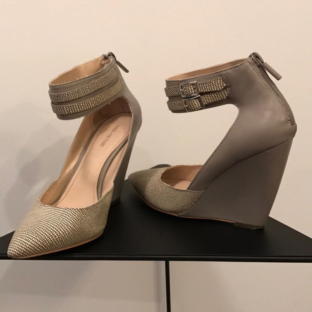 POUR LA VICTOIRE pointed wedge pumps